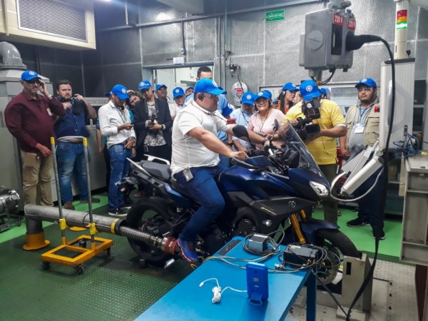 Jornalistas testam motocicleta no Laboratório de Emissões de Gases, que segue padrão mundial.